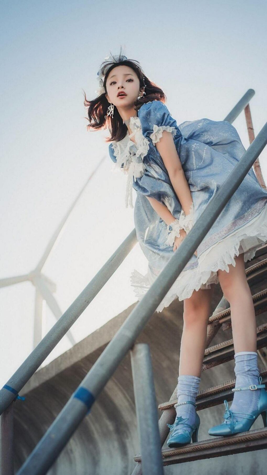 中国足球入场券销售新策略,推进全民参与,一场足球赛的入场券30元一张,降价后观众增加了50%